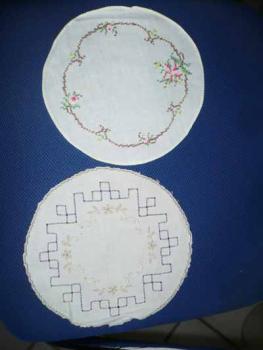 2 runde Decken Durchmesser ca. 23 cm.
