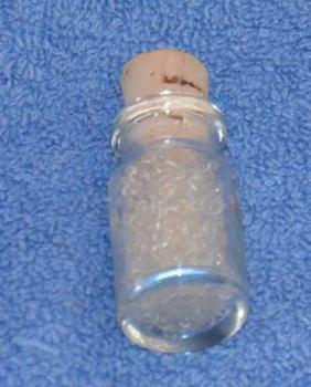 Perlen weiß transparent ca. 2,6 mm ca 9 Gramm in Glasflasche