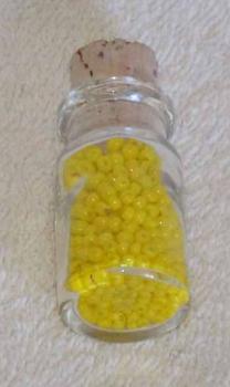 Perlen gelb opak ca. 2,6 mm ca 9 Gramm in Glasflasche