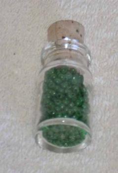 Perlen grün opak ca. 2,5 mm ca 9 Gramm in Glasflasche
