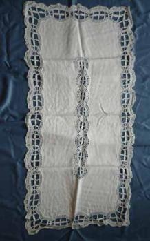 Decke mit Spitze innen und aussen 80 x 41 cm