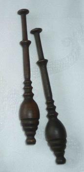 Paar schön gedrechselte Klöppel ca 9,2 cm lang dunkle Hölzer