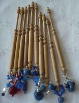 Set 10 englische Klöppel mit Perlenringen ca 10,5 cm lang helles Holz