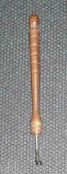 Nadelheber (Kuhfuß) ca 8,6 cm lang dunkles Holz