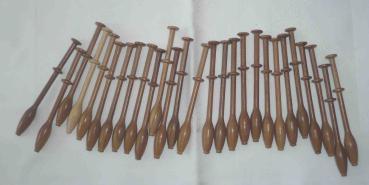 Set 27 flandrische Klöppel ca 10,2 cm überwiegend dunkle Hölzer