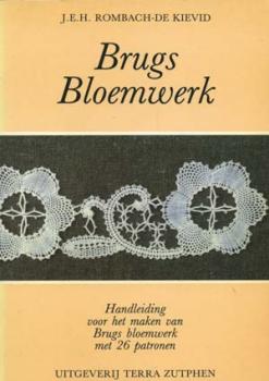 Brugs Bloemwerk by J.E.H. Rombach-de Kievid