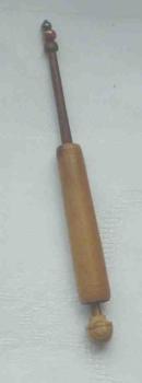 Hülsenklöppel mit Perlen oben ca 11,5 cm lang gemasertes Holz