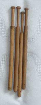 Set 4 alte englische Klöppel ca 9,4 cm lang