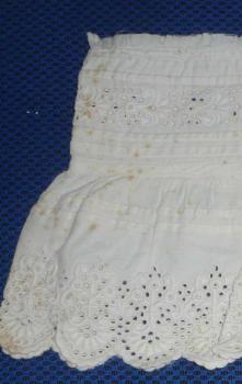 Zwei Spitzenmanschetten Weißstickerei Antik