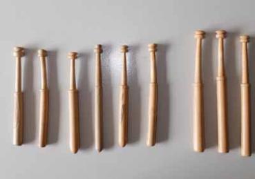 Set 9 ältere spanische Klöppel ca 10-12 cm lang