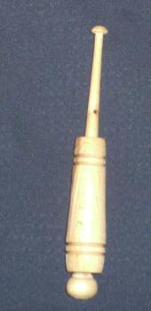 Hülsenklöppel ca 13,2 cm lang helles Holz