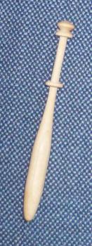 Schweizer Klöpppel ca 10,6 cm lang helles Holz