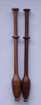 Paar zierliche flandrische Klöppel dunkles Holz ca 10,6 cm lang