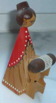 Klöppelfigur ca 10 cm hoch aus Holz rot