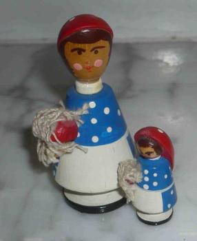 Set 2 Klöppelfiguren ca 4 cm u. 8 cm hoch