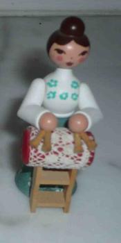 Klöppelfigur stehend ca 6 cm hoch Erzgebirge grün