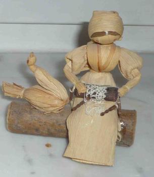 Klöppelfigur sitzend mit Vogel  ca 11 cm hoch
