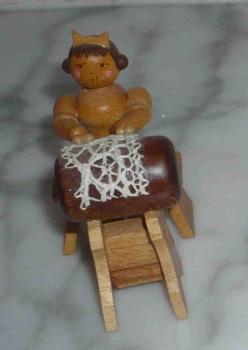 Klöppelfigur sitzend ca 5,8 cm hoch  "Kuhnert" Erzgebirge