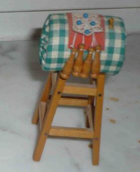 Miniaturklöppelsack auf Ständer ca 10 cm hoch