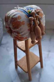 Miniaturklöppelsack auf Ständer ca 13,5 cm hoch
