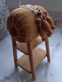 Miniaturklöppelsack auf Ständer ca 11,5 cm hoch