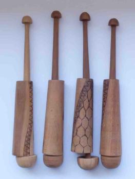Set 4 Hülsenklöppel mit Spitzenbrandmalerei 12,1 cm lang