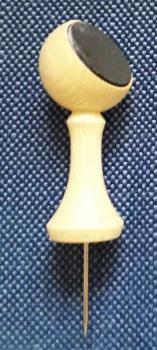 Magnet mit Nadel - schräg