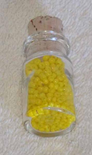 Perlen gelb opak ca. 2,6 mm ca 9 Gramm in Glasflasche