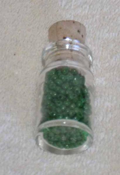 Perlen grün opak ca. 2,5 mm ca 9 Gramm in Glasflasche
