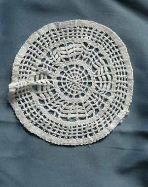 Deckchen mit vielen Formschlägen 14 cm