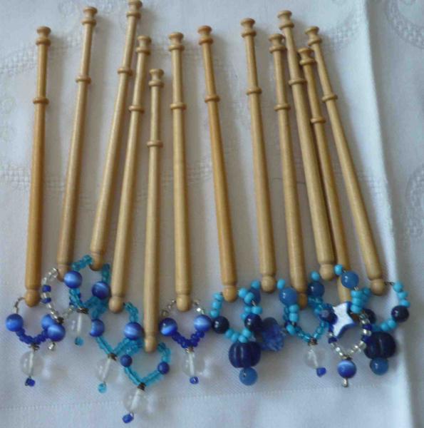 Set 12 englische Klöppel mit Perlenringen ca 10 cm lang helles Holz