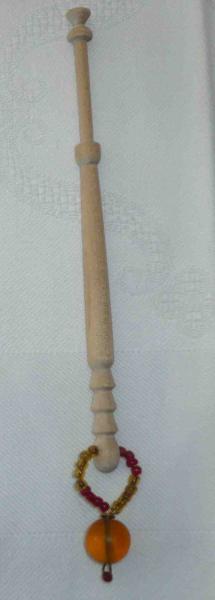 Englischer Klöppel mit Perlen ca 10,8 cm lang helles Holz