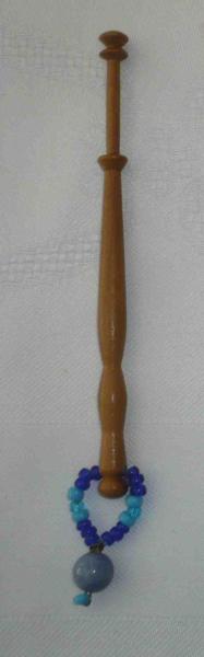 Englischer Klöppel mit Perlen ca 10,2 cm lang helles Holz