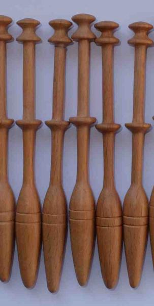 Schweizer Klöppel ca 12,1 cm lang helles Holz