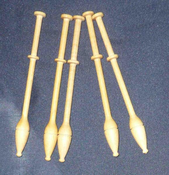 Zierliche flandrische Klöppel ca 9,5 cm lang