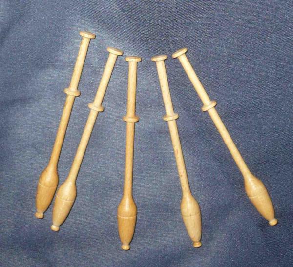 Zierliche flandrische Klöppel ca 9,5 cm lang