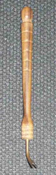 Nadelheber (Kuhfuß) ca 8,5 cm lang dunkles Holz