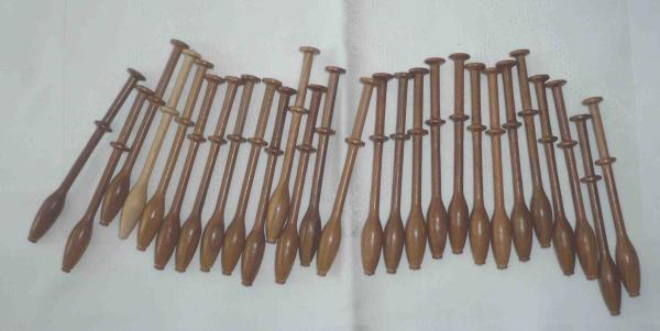 Set 27 flandrische Klöppel ca 10,2 cm überwiegend dunkle Hölzer