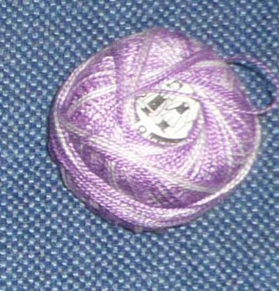 Perlgarn 8 aus Ungarn lilaweiss 10 Gramm