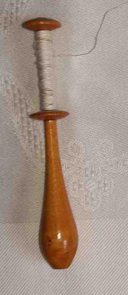 Klöppel ca 9,4 cm lang helles Holz