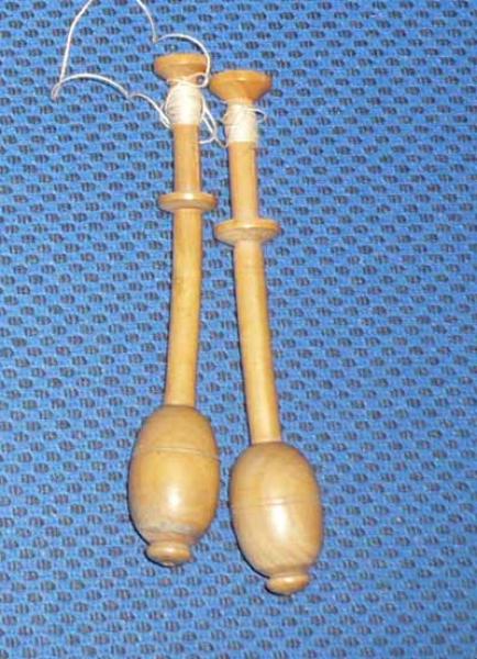 pair antik belgium bobbins 9,5 cm