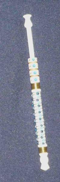 Midlandklöppel ca 10 cm aus Bein mit Perlen u. Bemalung