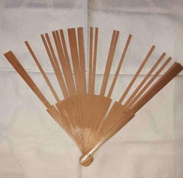 Fächer V 25 aus Spanien helles Holz