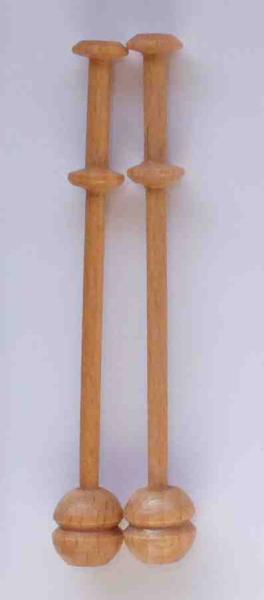 Paar dänische Klöppel mit Rille ca 9 cm lang helles Holz