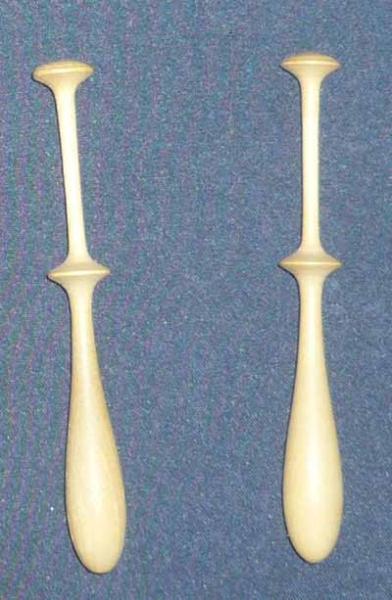 Paar zierliche schwedische Klöppel ca 9,8 cm lang