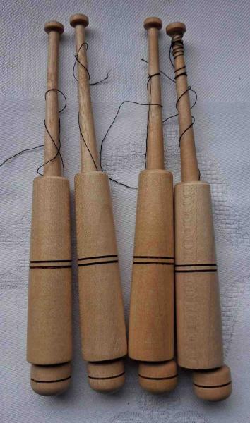 Hülsenklöppel ca 14 cm lang helles Holz