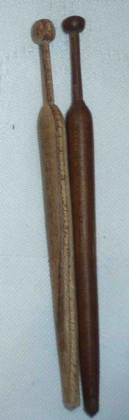 Paar schlanke Klöppel ca 10,6 cm verschiedene Hölzer