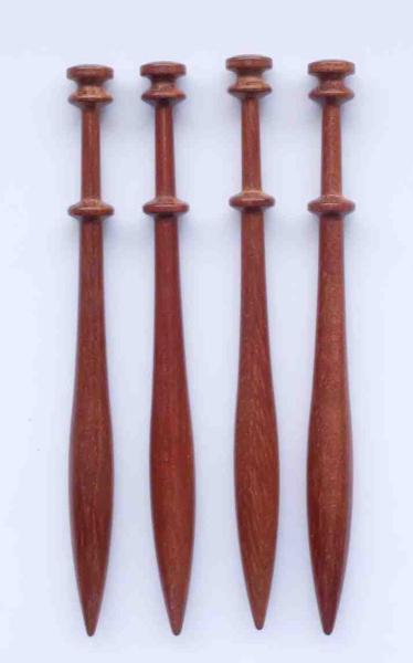 Klöppel mit doppeltem Kopf ca 10,5 cm lang rötliches Holz