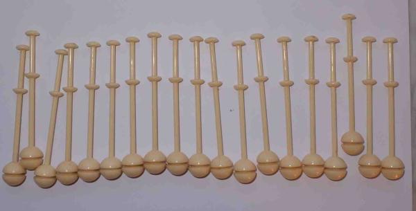 Set 19 Dänische Klöppel  aus Kunststoff ca 9,8 cm lang hell