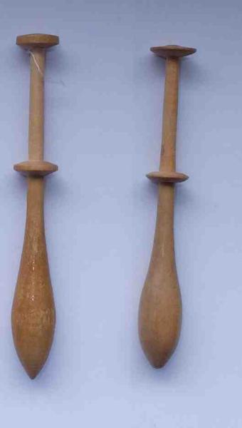 Paar dänische Klöppel ca 9 cm lang helles Holz